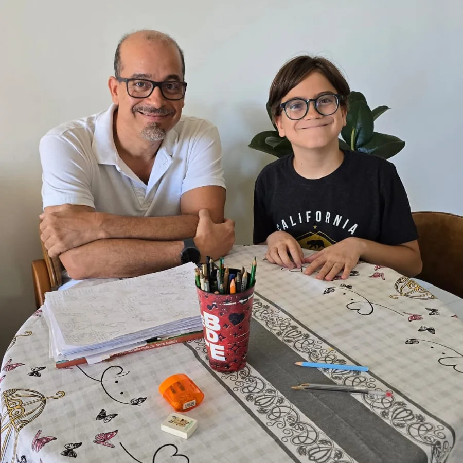 Autores trabalhando nos desenhos do projeto.